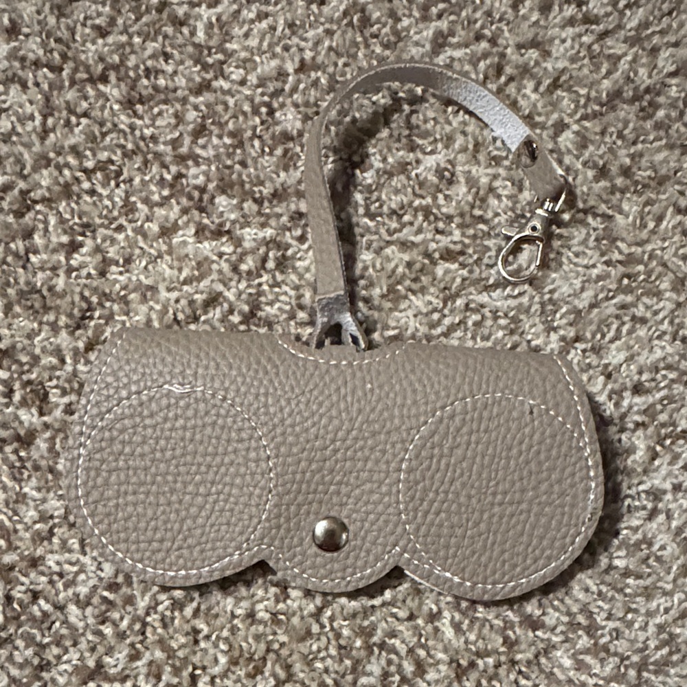 Eyeglass holder to clip to bag or belt - faux leather - super cute!! - Picture 1 of 6